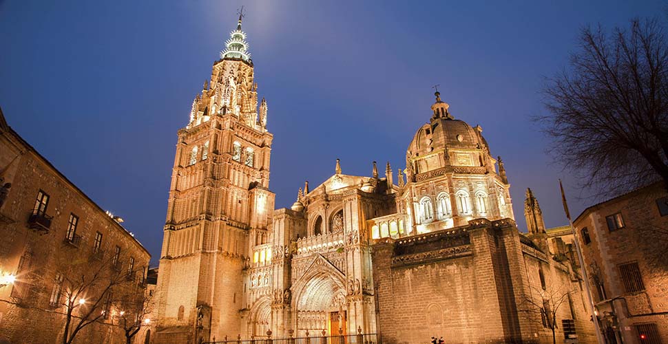 Durch mehr als 750 Bleiglasfenster aus dem 15. und 16. Jahrhundert strahlt das Licht der Sonne in die Kathedrale von Toledo, Spanien
